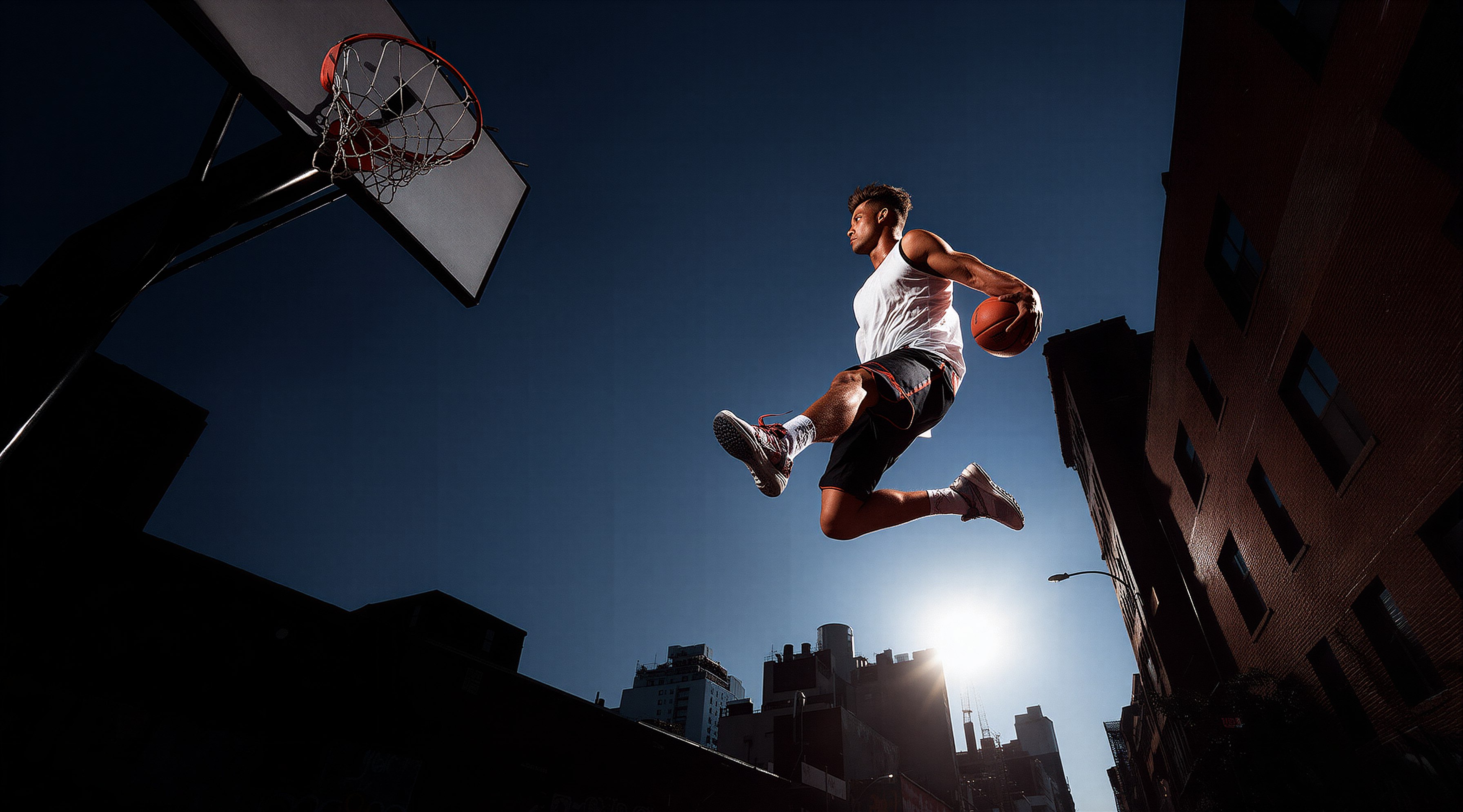 Basketballspieler springt in einer urbanen Szene zum Korb